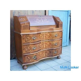 A writing bureau made in Italy. A writing desk with an elegant and elegant impression with a beautif