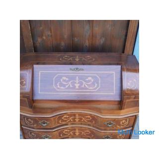 A writing bureau made in Italy. A writing desk with an elegant and elegant impression with a beautif