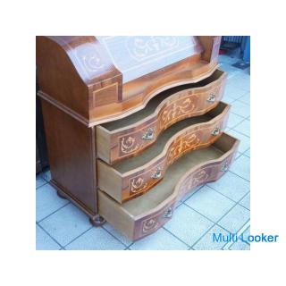 A writing bureau made in Italy. A writing desk with an elegant and elegant impression with a beautif