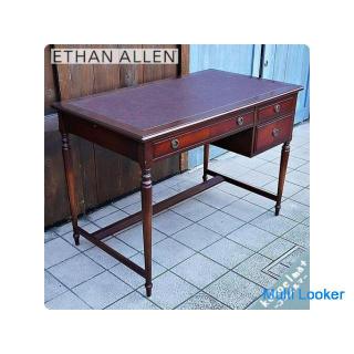 An antique desk from the popular American brand ETHAN ALLEN, which is handled by IDC OTSUKA (Otsuka 