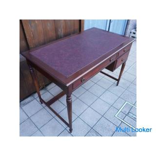 An antique desk from the popular American brand ETHAN ALLEN, which is handled by IDC OTSUKA (Otsuka 