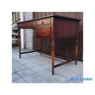 An antique desk from the popular American brand ETHAN ALLEN, which is handled by IDC OTSUKA (Otsuka 