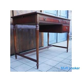 An antique desk from the popular American brand ETHAN ALLEN, which is handled by IDC OTSUKA (Otsuka 