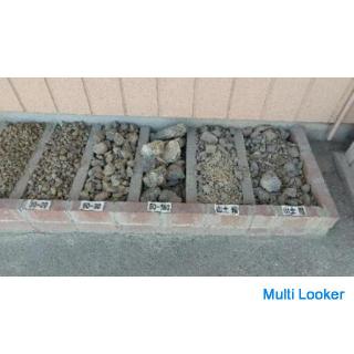 Gravel (recycled concrete, gray crushed stone, brown) in the parking lot delivered quickly with a 4t